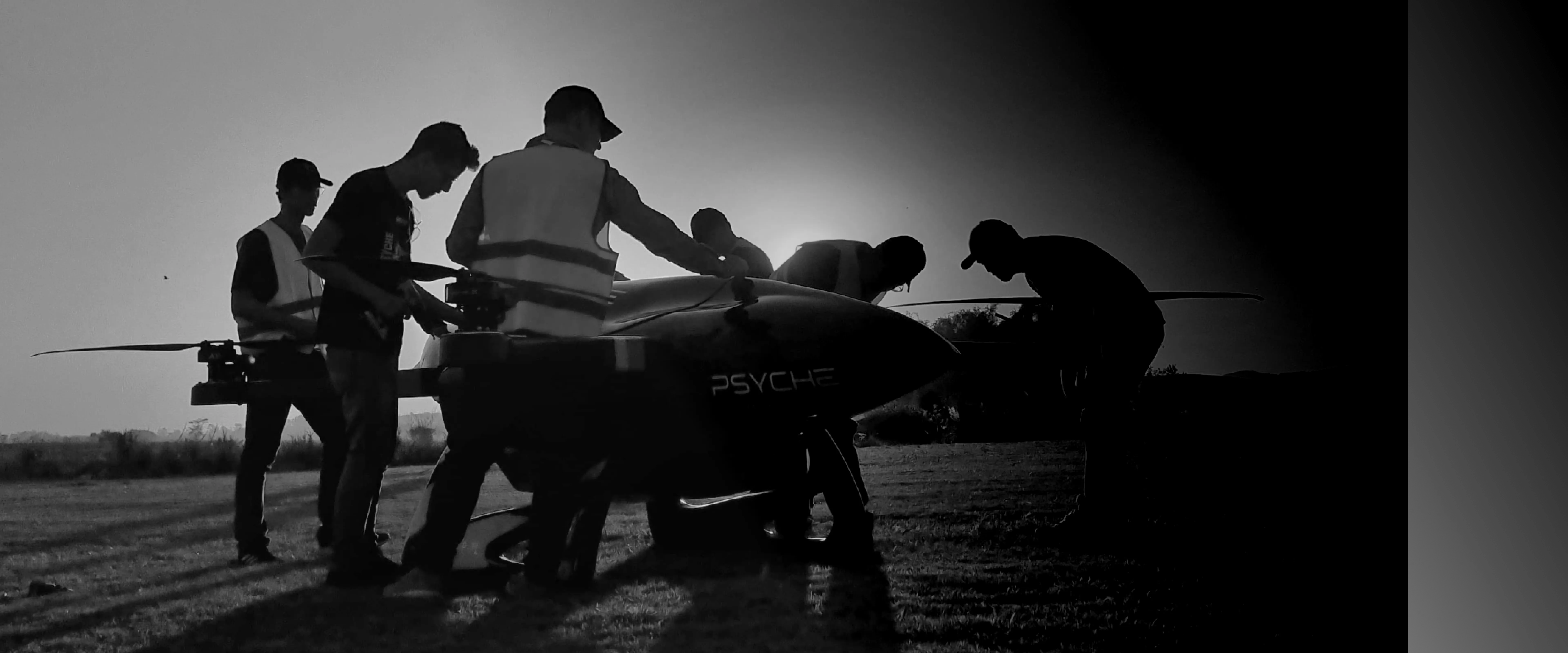 Funcionários da Psyche Aerospace trabalhando em um dos drones